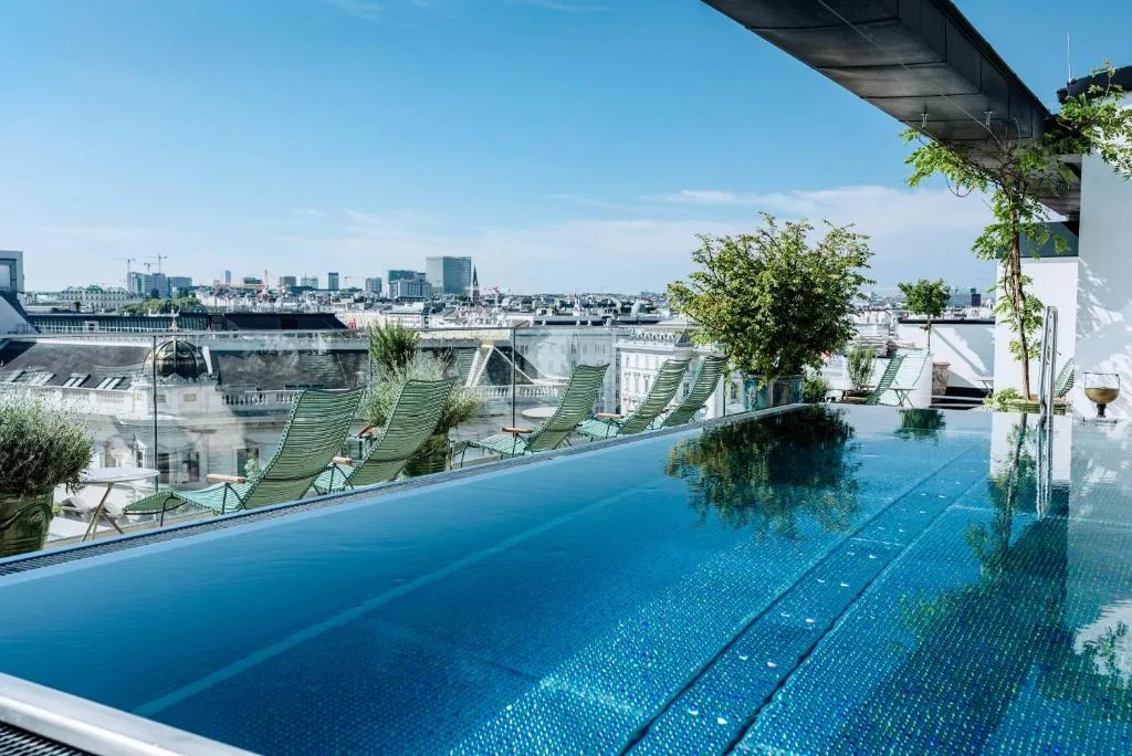 Grand Ferdinand - Beyond Stars and Standards รูปที่ 1